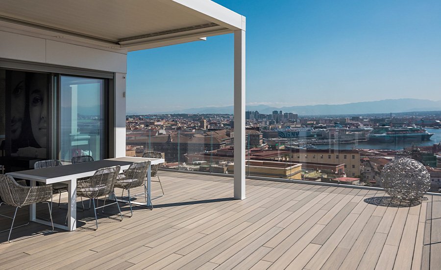 Terrazzo con vista panoramica rivestito in legno ultrashield composito deco