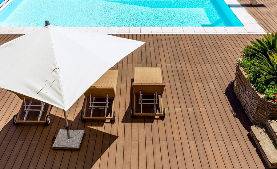 piscina esterna rivestita legno composito deco ultrashield